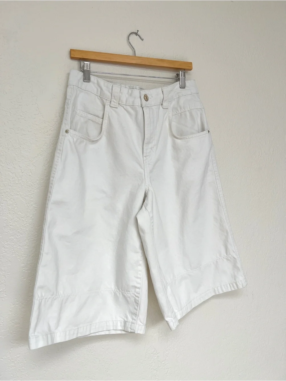 BERSHKA jean shorts / white wide leg burmuda denim jorts / size 8
